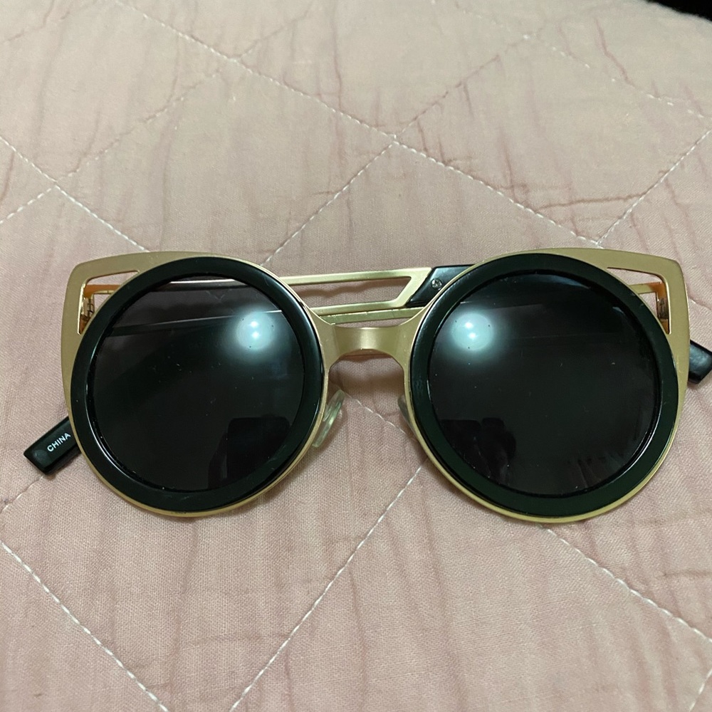 Rose gold and black cat eye rounded sunglasses